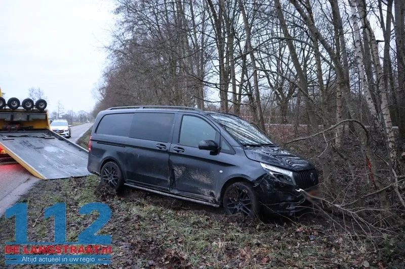 Politie lost waarschuwingsschot in Sprang-Capelle bij arrestatie verdachte van steekpartij 12 Politie lost waarschuwingsschot in Sprang-Capelle bij arrestatie verdachte van steekpartij 112 De Langstraat