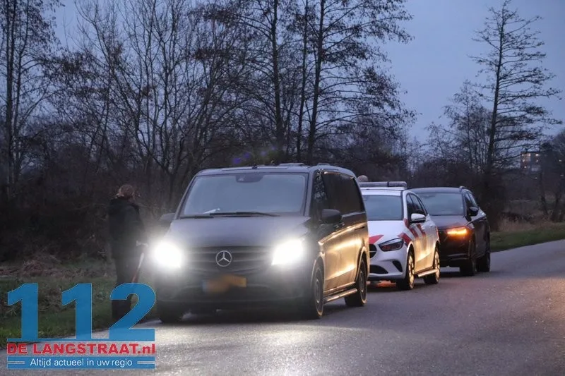 Politie lost waarschuwingsschot in Sprang-Capelle bij arrestatie verdachte van steekpartij 24 Politie lost waarschuwingsschot in Sprang-Capelle bij arrestatie verdachte van steekpartij 112 De Langstraat