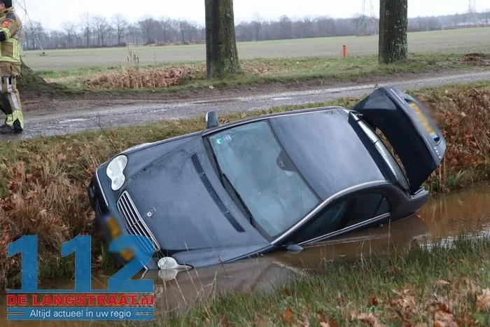 Auto zonder bestuurder aangetroffen in sloot Bosweg in Dongen 112 De Langstraat