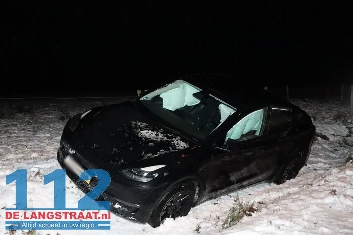 Bestuurder van Tesla belandt met voertuig in de greppel in Loon op Zand 112 De Langstraat
