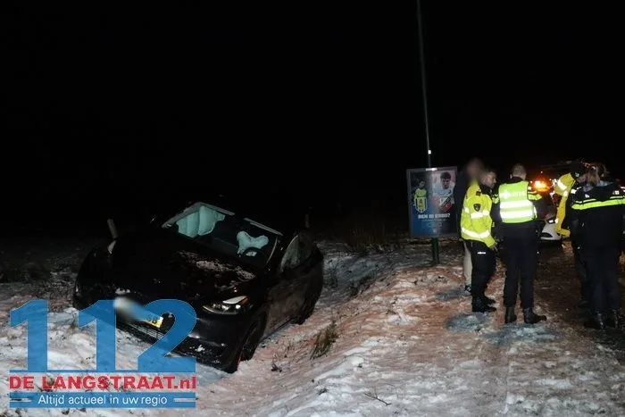 Bestuurder van Tesla belandt met voertuig in de greppel in Loon op Zand 112 De Langstraat