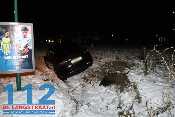 Bestuurder van Tesla belandt met voertuig in de greppel in Loon op Zand 112 De Langstraat