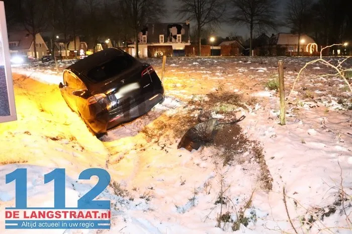 Bestuurder van Tesla belandt met voertuig in de greppel in Loon op Zand 112 De Langstraat