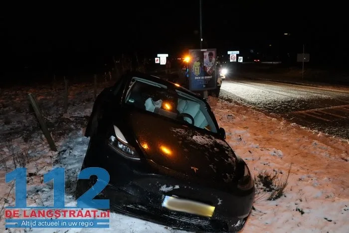 Bestuurder van Tesla belandt met voertuig in de greppel in Loon op Zand 112 De Langstraat