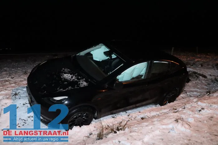 Bestuurder van Tesla belandt met voertuig in de greppel in Loon op Zand 112 De Langstraat