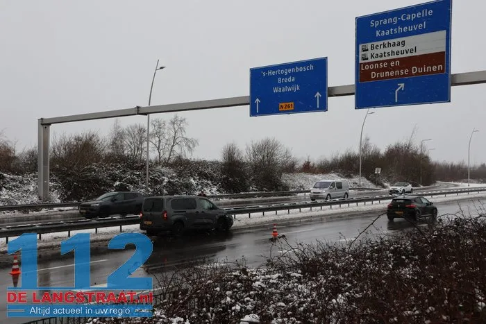 Auto door gladheid in de vangrail Midden-Brabantweg Kaatsheuvel 112 De Langstraat