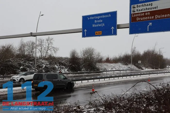Auto door gladheid in de vangrail Midden-Brabantweg Kaatsheuvel 112 De Langstraat