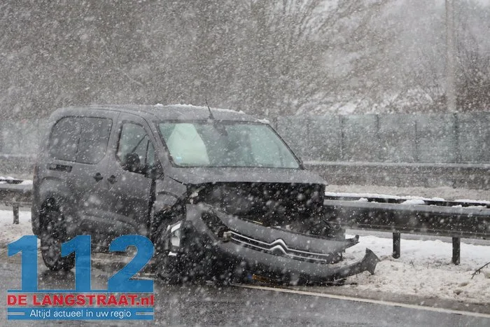 Auto door gladheid in de vangrail Midden-Brabantweg Kaatsheuvel 112 De Langstraat