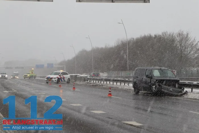 Auto door gladheid in de vangrail Midden-Brabantweg Kaatsheuvel 112 De Langstraat