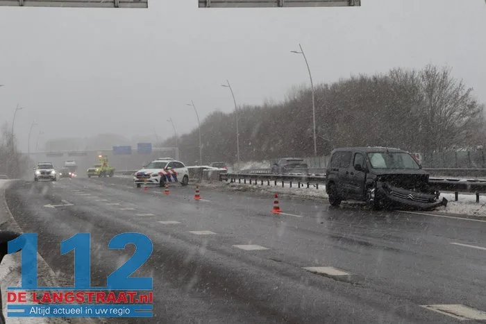 Auto door gladheid in de vangrail Midden-Brabantweg Kaatsheuvel 112 De Langstraat
