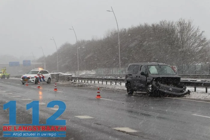 Auto door gladheid in de vangrail Midden-Brabantweg Kaatsheuvel 112 De Langstraat