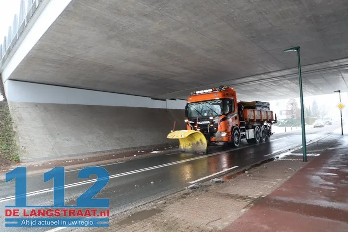 Auto door gladheid in de vangrail Midden-Brabantweg Kaatsheuvel 112 De Langstraat
