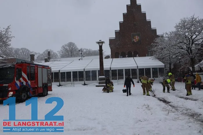 Schaatsbaan in centrum Waalwijk ontruimd: dak dreigt in te zakken door sneeuwlast 112 De Langstraat