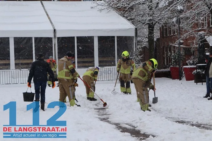 Schaatsbaan in centrum Waalwijk ontruimd: dak dreigt in te zakken door sneeuwlast 112 De Langstraat