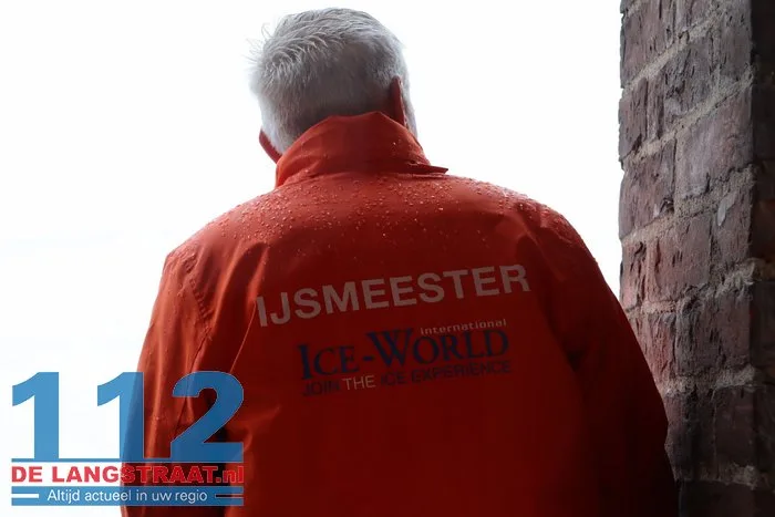 Schaatsbaan in centrum Waalwijk ontruimd: dak dreigt in te zakken door sneeuwlast 112 De Langstraat