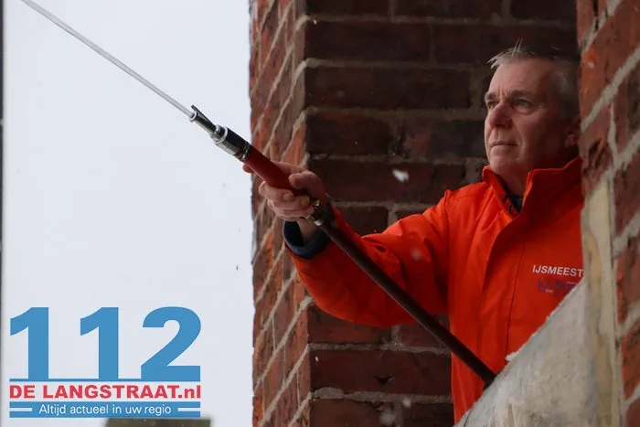 Schaatsbaan in centrum Waalwijk ontruimd: dak dreigt in te zakken door sneeuwlast 112 De Langstraat