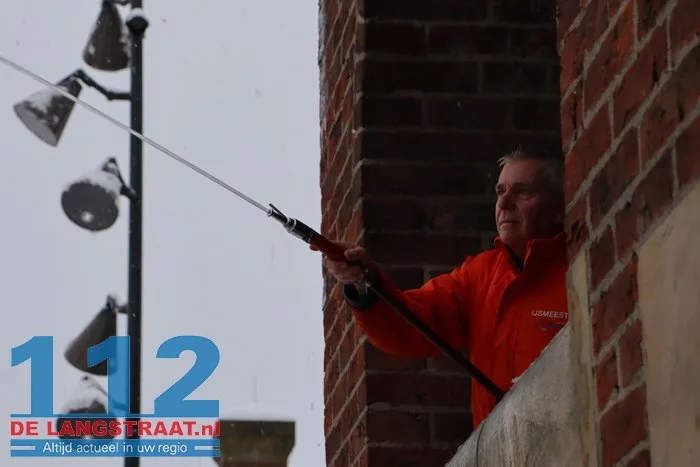 Schaatsbaan in centrum Waalwijk ontruimd: dak dreigt in te zakken door sneeuwlast 112 De Langstraat