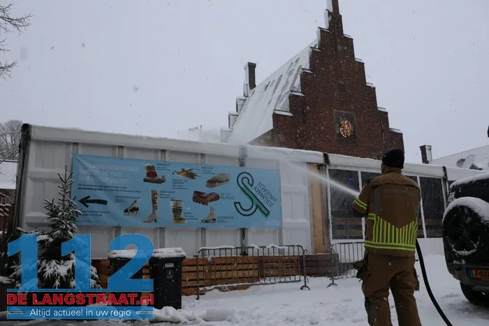 Schaatsbaan in centrum Waalwijk ontruimd: dak dreigt in te zakken door sneeuwlast 112 De Langstraat