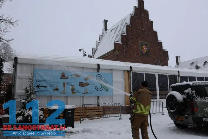 Schaatsbaan in centrum Waalwijk ontruimd: dak dreigt in te zakken door sneeuwlast 112 De Langstraat