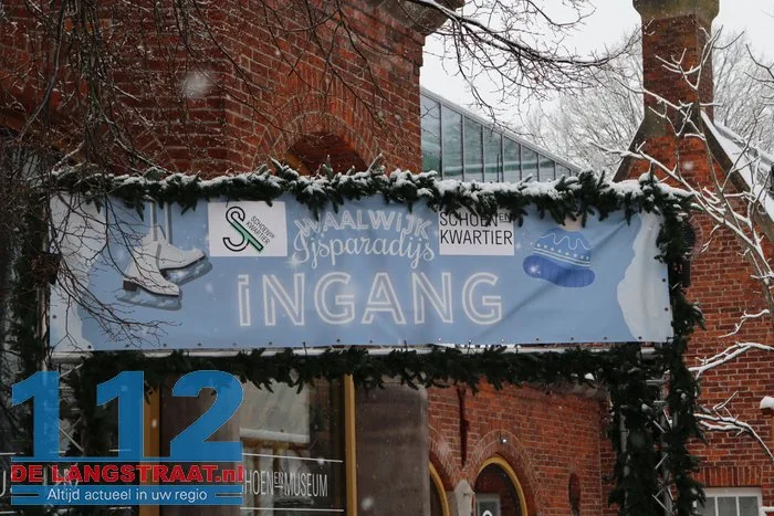 Schaatsbaan in centrum Waalwijk ontruimd: dak dreigt in te zakken door sneeuwlast 112 De Langstraat