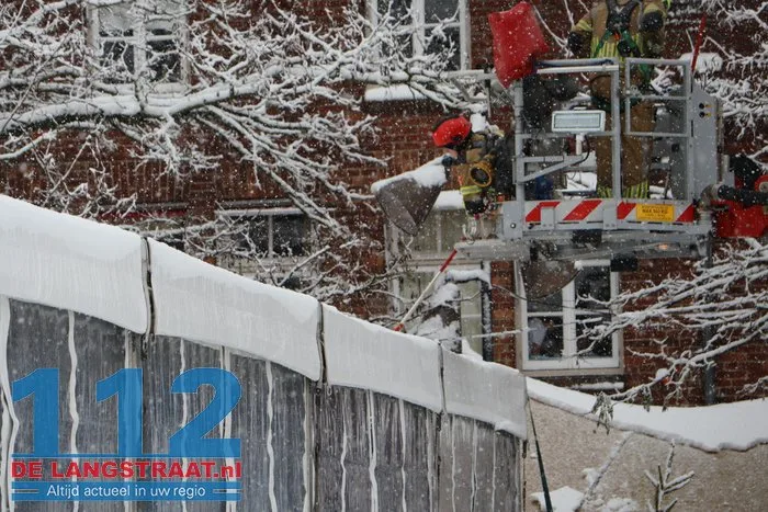 Schaatsbaan in centrum Waalwijk ontruimd: dak dreigt in te zakken door sneeuwlast 112 De Langstraat