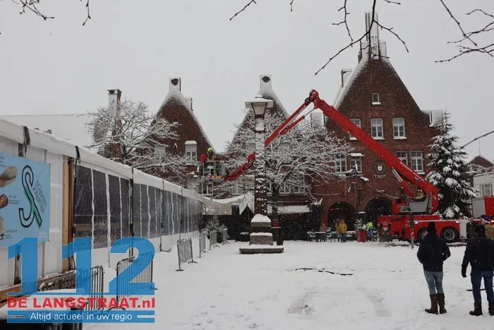 Schaatsbaan in centrum Waalwijk ontruimd: dak dreigt in te zakken door sneeuwlast 112 De Langstraat