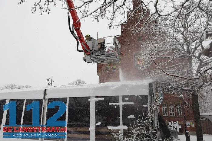 Schaatsbaan in centrum Waalwijk ontruimd: dak dreigt in te zakken door sneeuwlast 112 De Langstraat