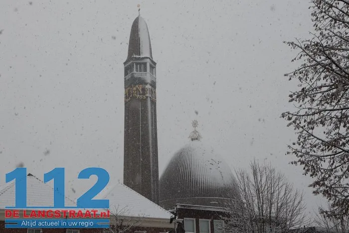 Schaatsbaan in centrum Waalwijk ontruimd: dak dreigt in te zakken door sneeuwlast 112 De Langstraat