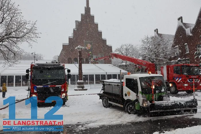 Schaatsbaan in centrum Waalwijk ontruimd: dak dreigt in te zakken door sneeuwlast 112 De Langstraat
