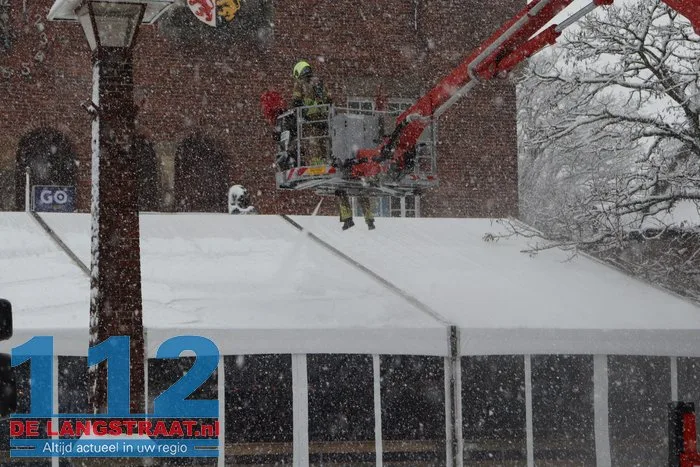 Schaatsbaan in centrum Waalwijk ontruimd: dak dreigt in te zakken door sneeuwlast 112 De Langstraat