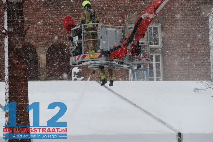 Schaatsbaan in centrum Waalwijk ontruimd: dak dreigt in te zakken door sneeuwlast 112 De Langstraat