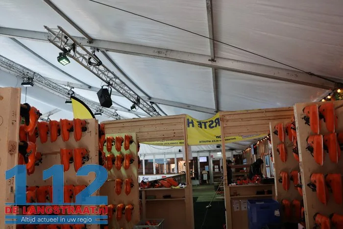 Schaatsbaan in centrum Waalwijk ontruimd: dak dreigt in te zakken door sneeuwlast 112 De Langstraat