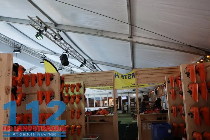 Schaatsbaan in centrum Waalwijk ontruimd: dak dreigt in te zakken door sneeuwlast 112 De Langstraat