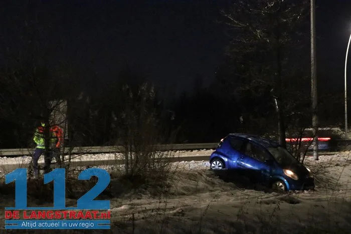 Auto strandt in diepe sneeuw na slippartij op Midden-Brabantweg bij Kaatsheuvel 112 De Langstraat