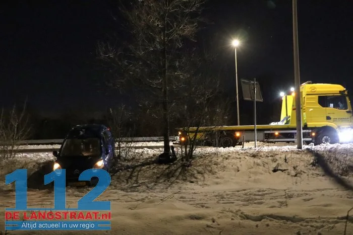 Auto strandt in diepe sneeuw na slippartij op Midden-Brabantweg bij Kaatsheuvel 112 De Langstraat