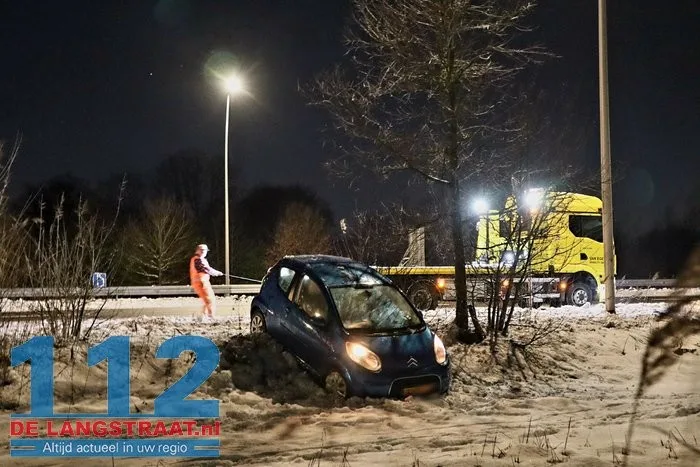 Auto strandt in diepe sneeuw na slippartij op Midden-Brabantweg bij Kaatsheuvel 112 De Langstraat