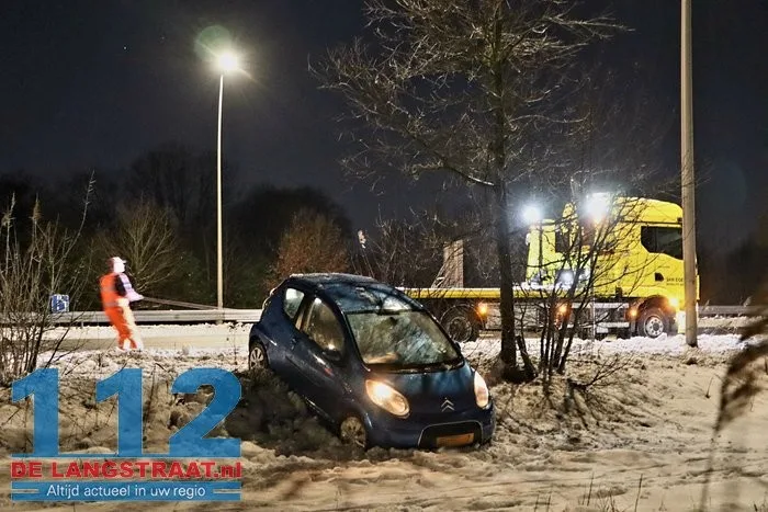 Auto strandt in diepe sneeuw na slippartij op Midden-Brabantweg bij Kaatsheuvel 112 De Langstraat