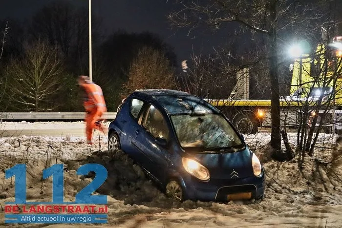 Auto strandt in diepe sneeuw na slippartij op Midden-Brabantweg bij Kaatsheuvel 112 De Langstraat
