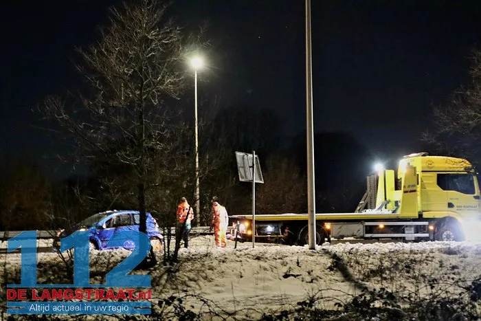 Auto strandt in diepe sneeuw na slippartij op Midden-Brabantweg bij Kaatsheuvel 112 De Langstraat