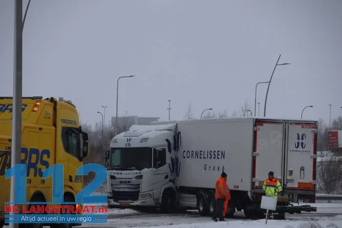Midden-Brabantweg Waalwijk deels afgesloten na scharen van vrachtwagen 1 Midden-Brabantweg Waalwijk deels afgesloten na scharen van vrachtwagen 112 De Langstraat