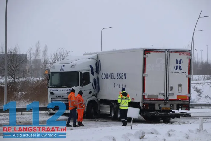 Midden-Brabantweg Waalwijk deels afgesloten na scharen van vrachtwagen 2 Midden-Brabantweg Waalwijk deels afgesloten na scharen van vrachtwagen 112 De Langstraat