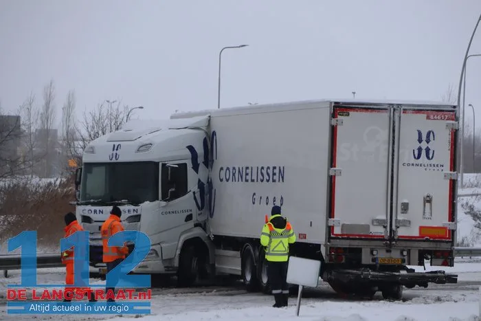 Midden-Brabantweg Waalwijk deels afgesloten na scharen van vrachtwagen 3 Midden-Brabantweg Waalwijk deels afgesloten na scharen van vrachtwagen 112 De Langstraat