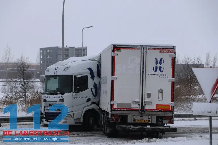 Midden-Brabantweg Waalwijk deels afgesloten na scharen van vrachtwagen 4 Midden-Brabantweg Waalwijk deels afgesloten na scharen van vrachtwagen 112 De Langstraat