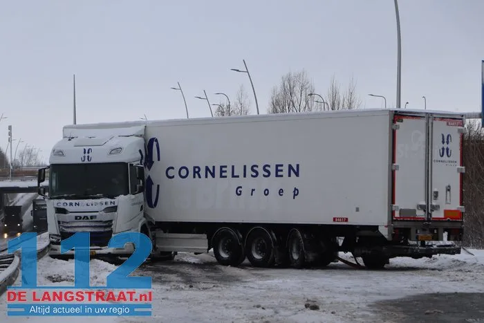 Midden-Brabantweg Waalwijk deels afgesloten na scharen van vrachtwagen 5 Midden-Brabantweg Waalwijk deels afgesloten na scharen van vrachtwagen 112 De Langstraat