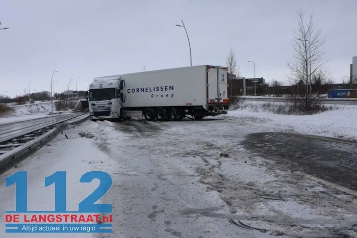 Midden-Brabantweg Waalwijk deels afgesloten na scharen van vrachtwagen 6 Midden-Brabantweg Waalwijk deels afgesloten na scharen van vrachtwagen 112 De Langstraat