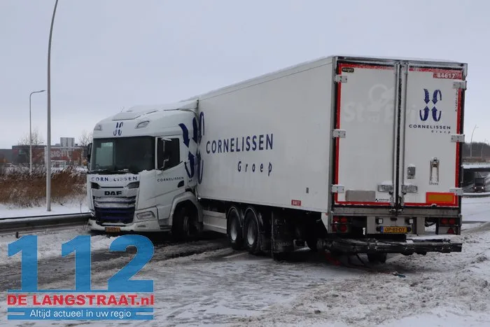 Midden-Brabantweg Waalwijk deels afgesloten na scharen van vrachtwagen 7 Midden-Brabantweg Waalwijk deels afgesloten na scharen van vrachtwagen 112 De Langstraat