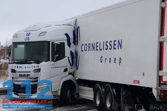 Midden-Brabantweg Waalwijk deels afgesloten na scharen van vrachtwagen 9 Midden-Brabantweg Waalwijk deels afgesloten na scharen van vrachtwagen 112 De Langstraat