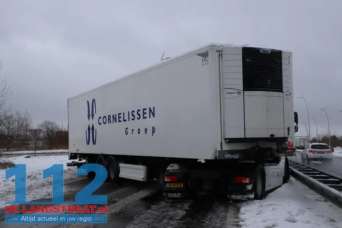 Midden-Brabantweg Waalwijk deels afgesloten na scharen van vrachtwagen 10 Midden-Brabantweg Waalwijk deels afgesloten na scharen van vrachtwagen 112 De Langstraat