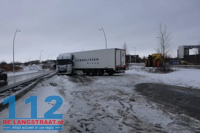 Midden-Brabantweg Waalwijk deels afgesloten na scharen van vrachtwagen 11 Midden-Brabantweg Waalwijk deels afgesloten na scharen van vrachtwagen 112 De Langstraat