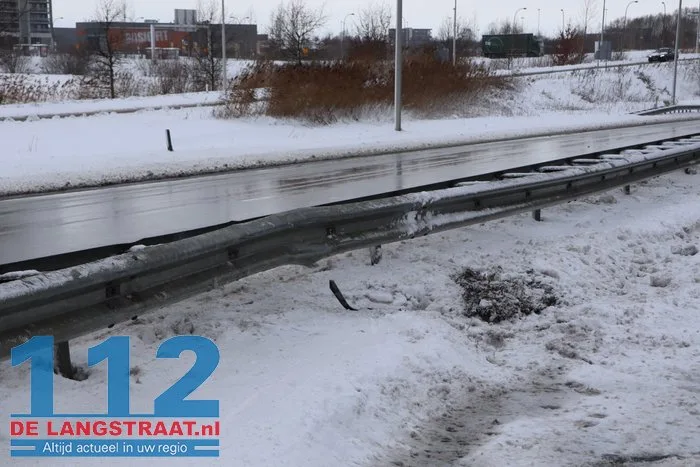 Midden-Brabantweg Waalwijk deels afgesloten na scharen van vrachtwagen 12 Midden-Brabantweg Waalwijk deels afgesloten na scharen van vrachtwagen 112 De Langstraat
